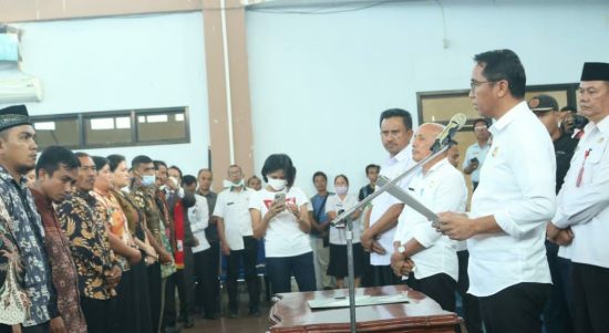 (Suasana Saat Pengambilan sumpah oleh Bupati Boltim Sam Sachrul Mamonto, kepada peserta anggota BPD). (Foto: Kominfo Boltim)