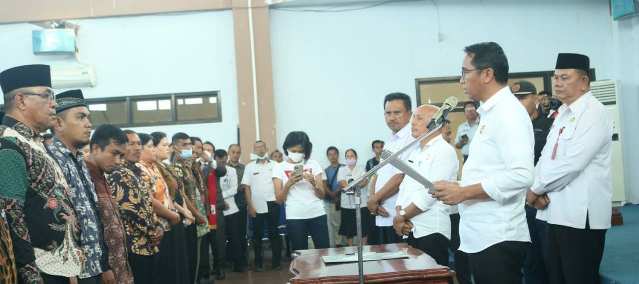 (Suasana Saat Pengambilan sumpah oleh Bupati Boltim Sam Sachrul Mamonto, kepada peserta anggota BPD). (Foto: Kominfo Boltim)