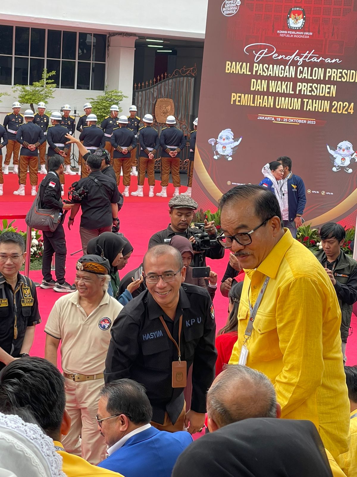 Aditya turut serta mengantar pendaftaran PROGI di KPU.